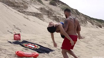 The lifeguard prevented the portugal woman from drowning and got fucked in her pussy
